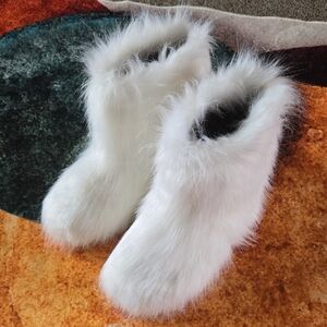 Women's White Faux Fur Boots🤍